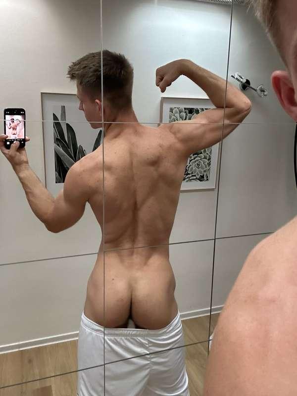 Fresh from the gym, wanna take shower together?😝💦