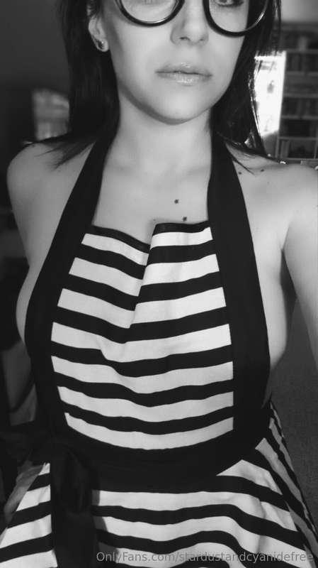 this b+w apron has never been used for its intended purpose...