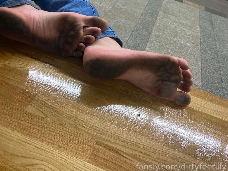when i was waiting for the metro😛

#dirtyfeet #barefootgirl #footfetish #publicfeet #soles