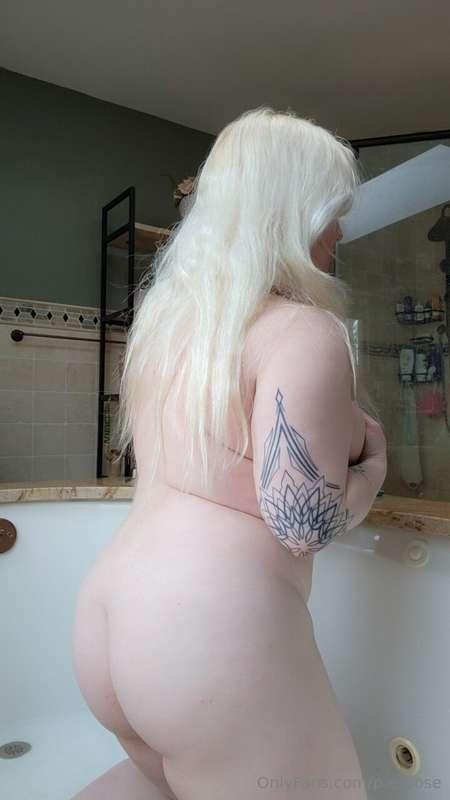 Some sexy little bath clips before I go to the club, playing..