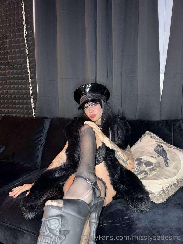 heels fetish? you are in the right place! slave 😈😈😈