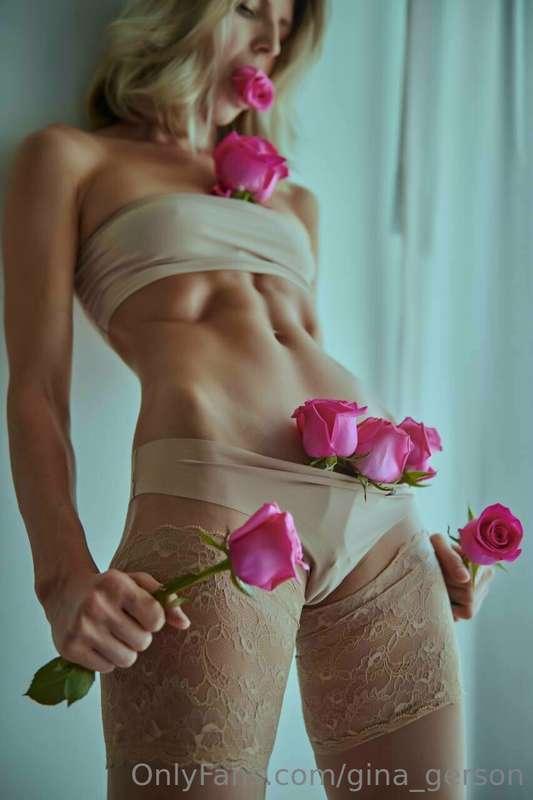 My body is your paradise. 🌹✨ Explore all my angles.🌞🥂
