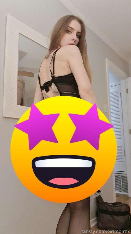Get these cakes while they're hot! ♨️🤑❤
Circle cut stockings butt is out!! 🥵