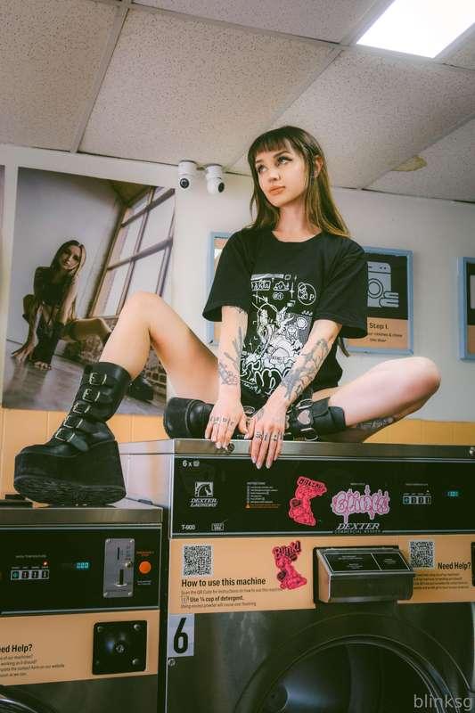 🖤🎟️ RAFFLE 🎟️🖤  Who wants a t shirt and three blink stickers..