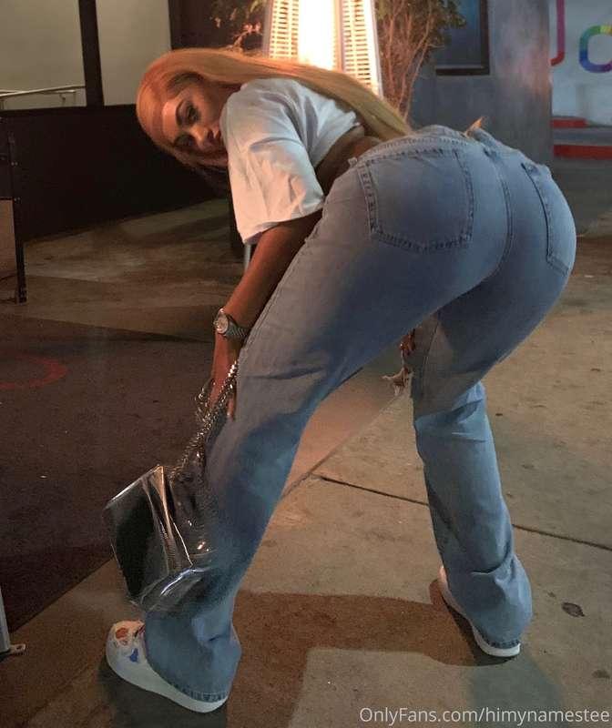 too thicc for your 🍆 
