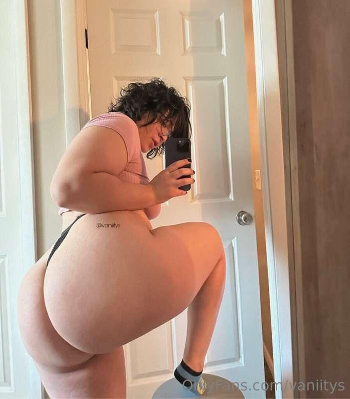 Peek-a-booty!!🍑🫣