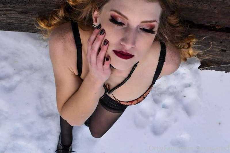 I hope you love this shoot as I am 🖤💋