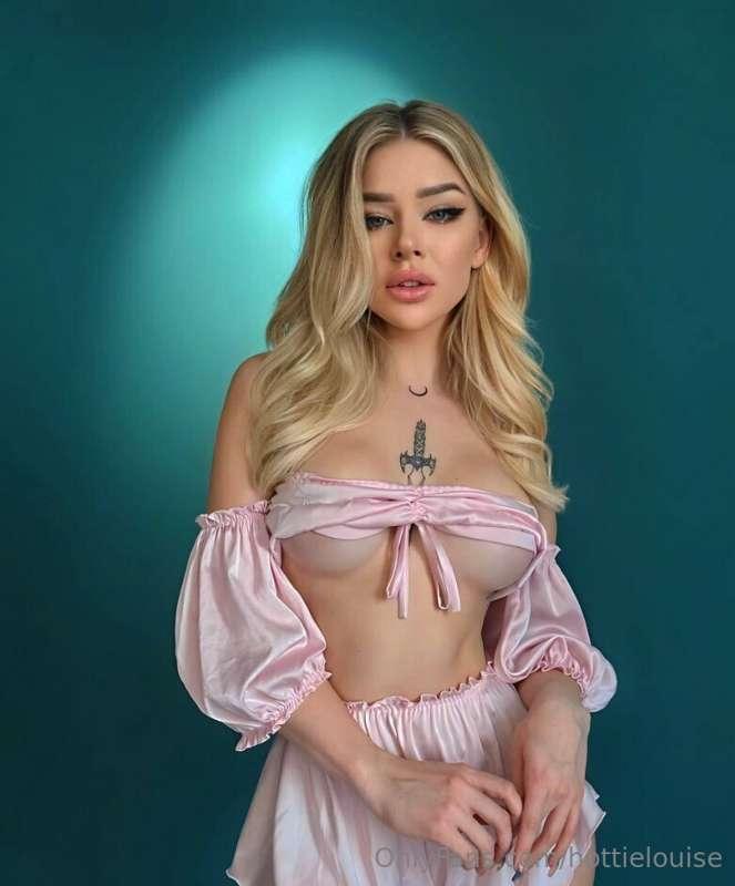 🟢@mylinabright IS WET RIGHT NOW🟢
Her @mylinabright body need..