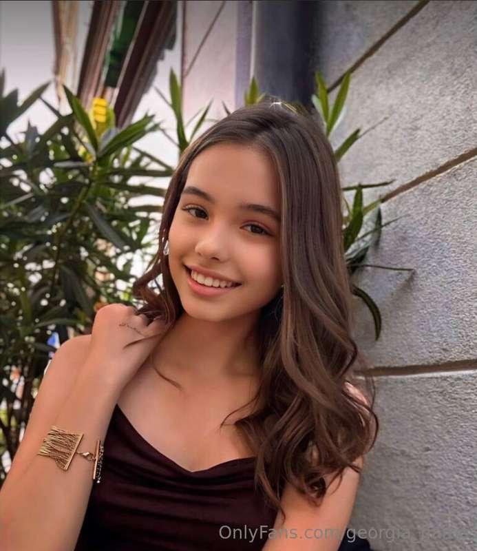 This girl @naomisolar looking for his first man.🥰 
She wants..