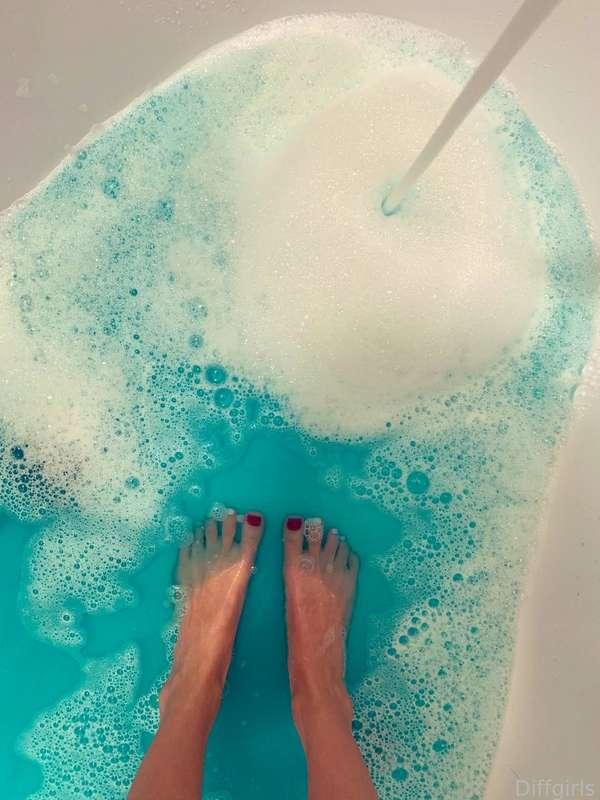 What kind of pedicure do you like?

#feet #toes #water #footfetish #fetish #fyp