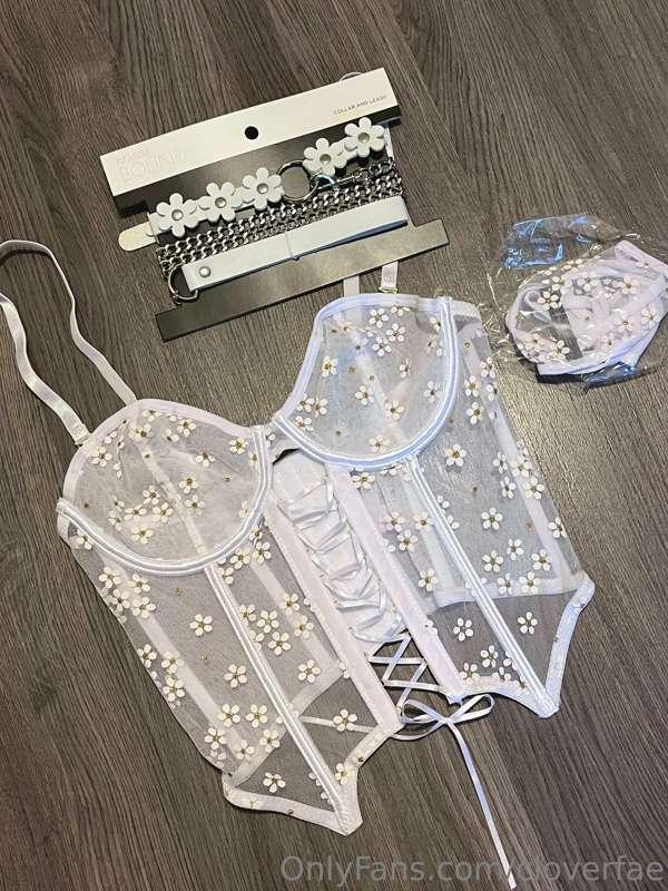 Does anyone wanna buy me this set? 😇 If you pitch-in I’ll se..