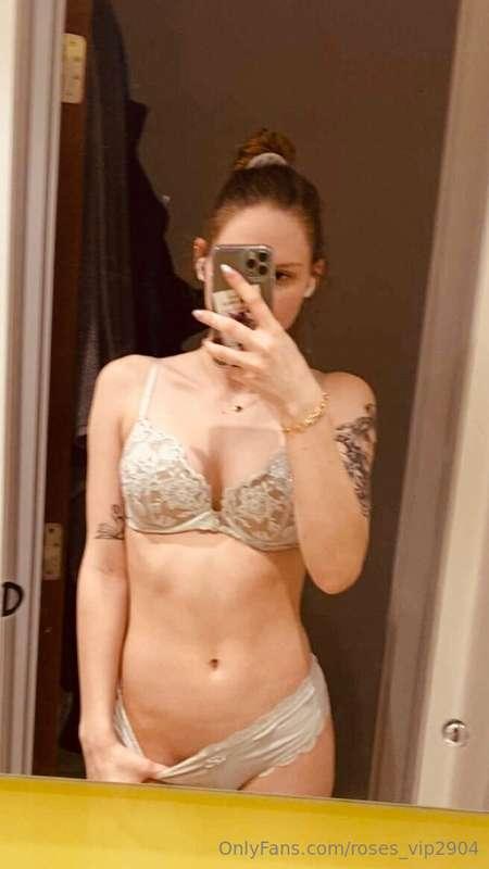 Hey babes 😘 who likes to fuck in the shower? 😉