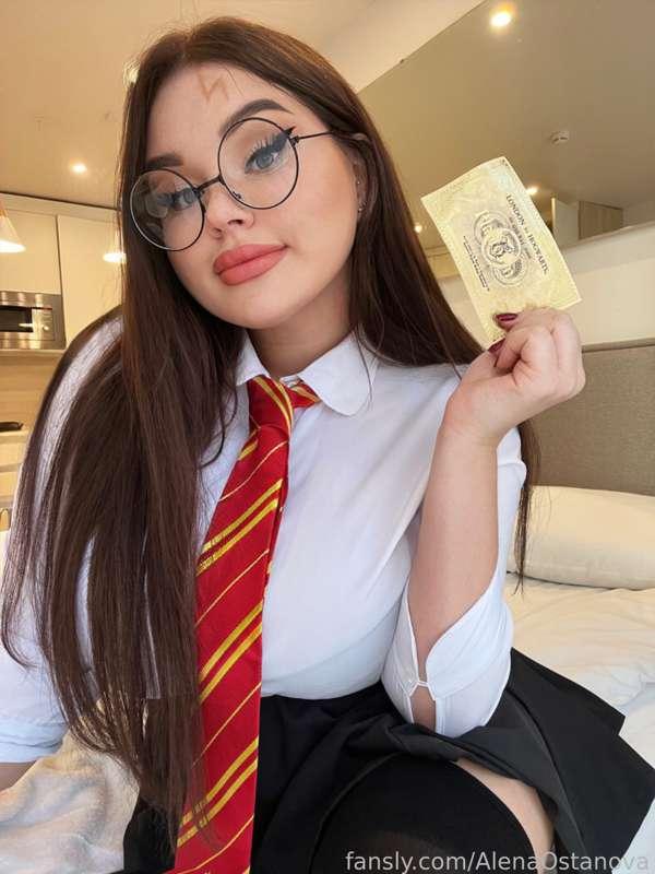 Have you ever seen a sexier Hogwarts graduate?! 😳😳😛😛