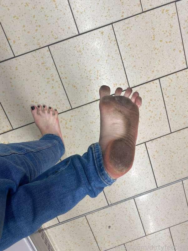 dirtyfeetlily image #0