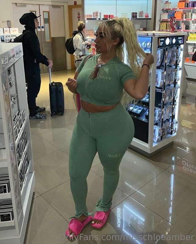 Need to catch another flight✈️ 
Whose taking me away from he..