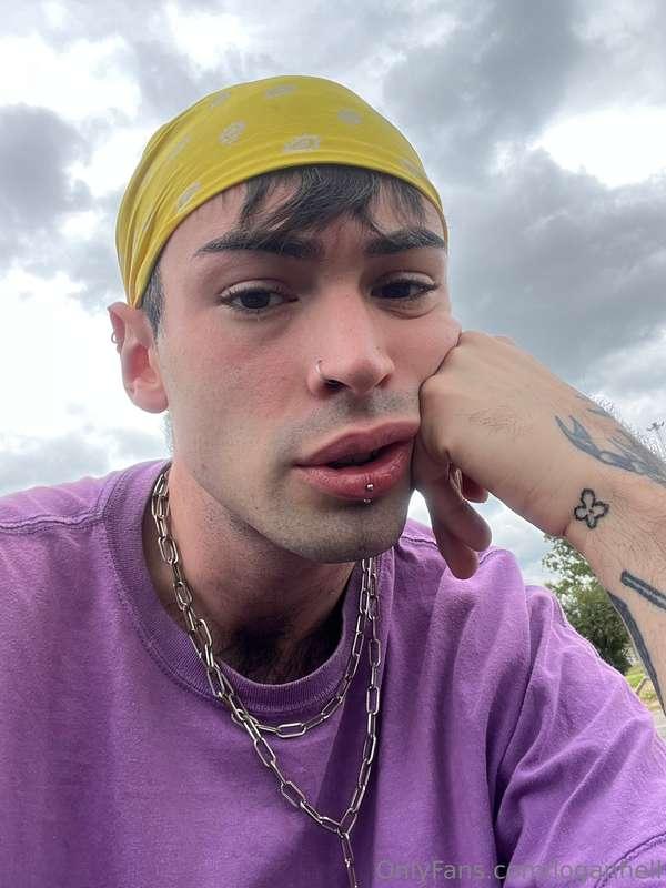 Is that how I look at you so you can kiss me? Would you give..