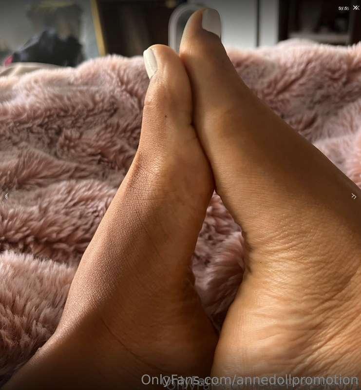 @babycassie001  Wet sexy painted toes! Sexy 22 year old Lati..