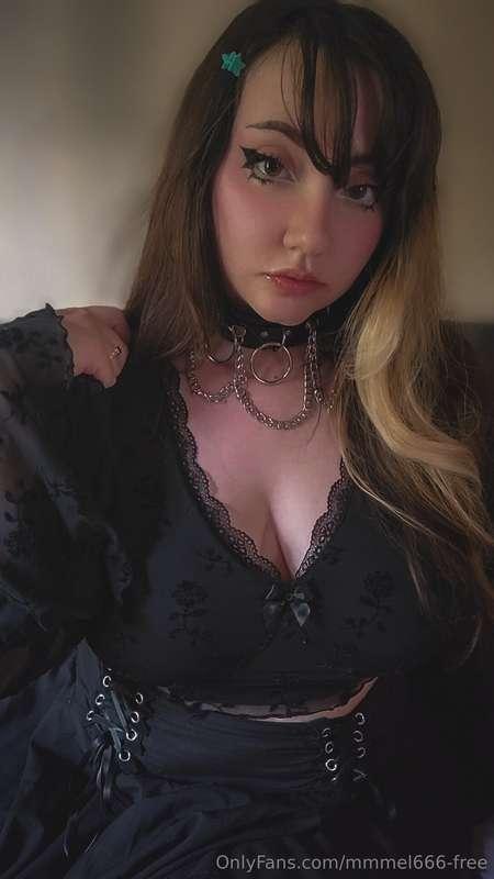 Swipe and watch my boobies fall out 🤭 Plus one ahegao pic 🙂‍..