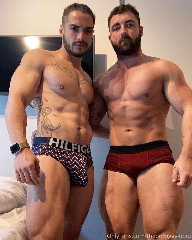 @musclebuilder97 & I COMPARING MUSCLES 💪🏼 STAY TUNED ;) 😈😈😈