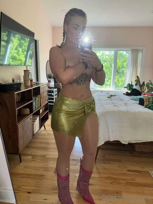A little tease of one of my outfits for the *Creator Awards*..