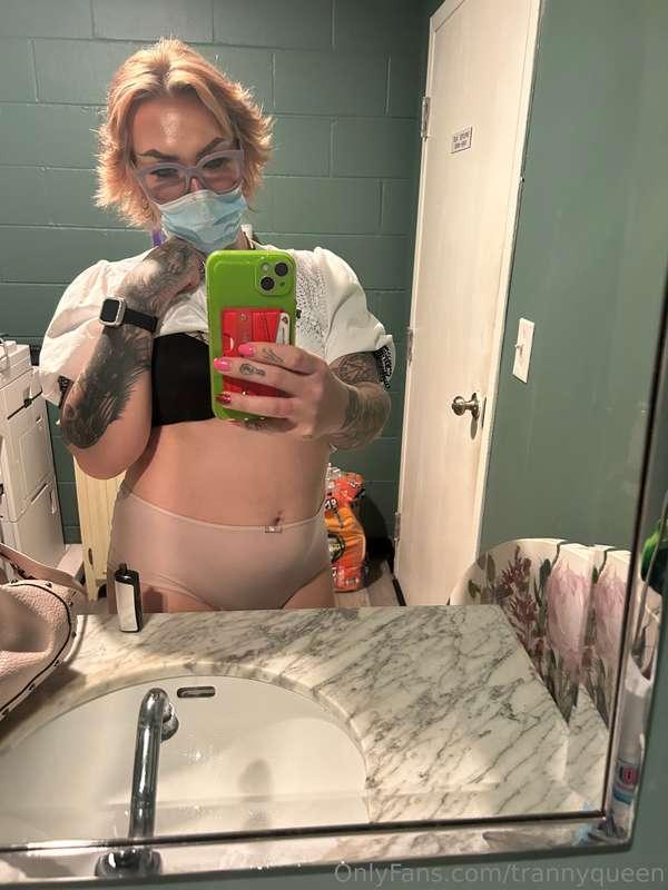 My favorite thing to do at work is sext ;) hmu