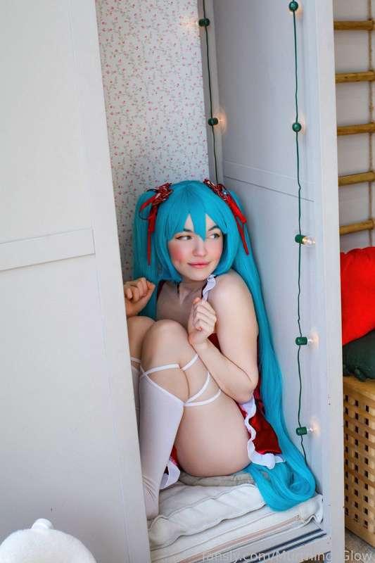 Miku is here! Lots of cute sexy and topless photos wait you in this photoshoot! 