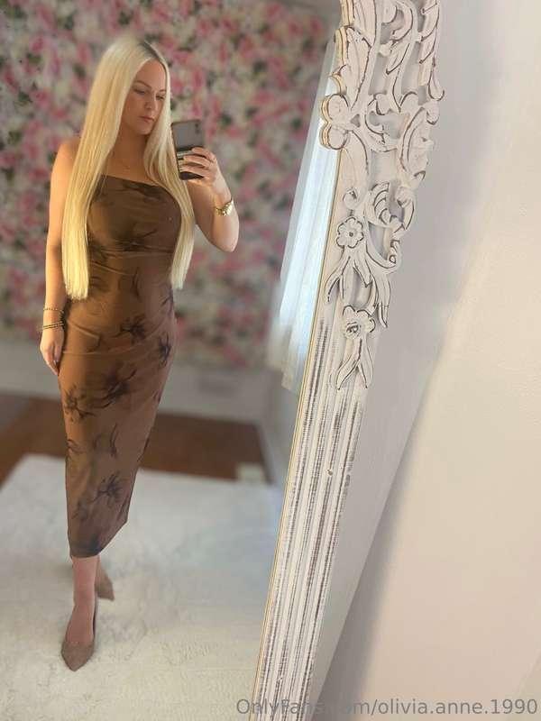 Which dress do you like better & why 😘