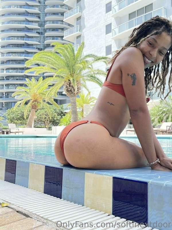 How hard is your cock now?🍑😏