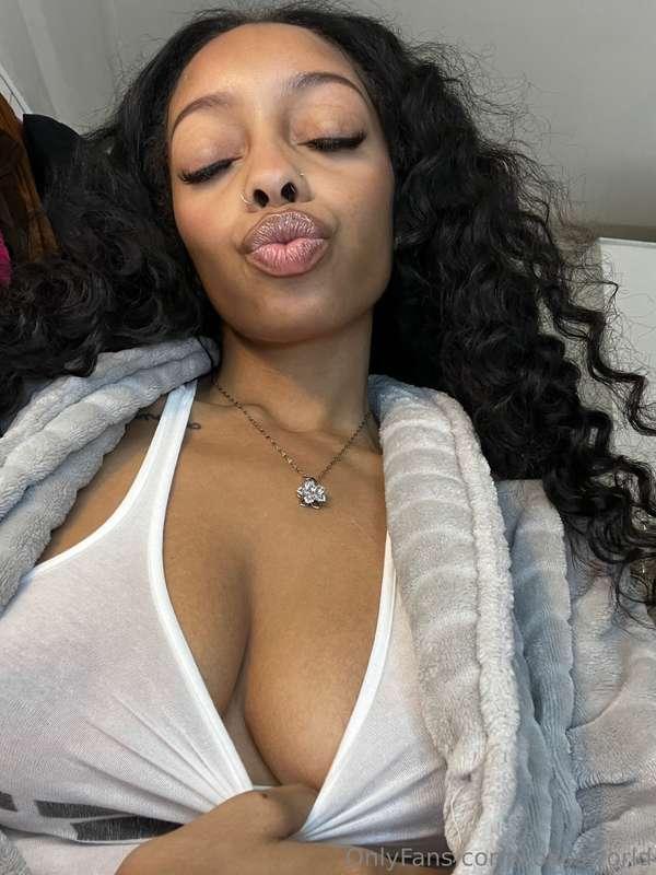 Hey babesss! Make sure you guys hit me up for any customs wh..