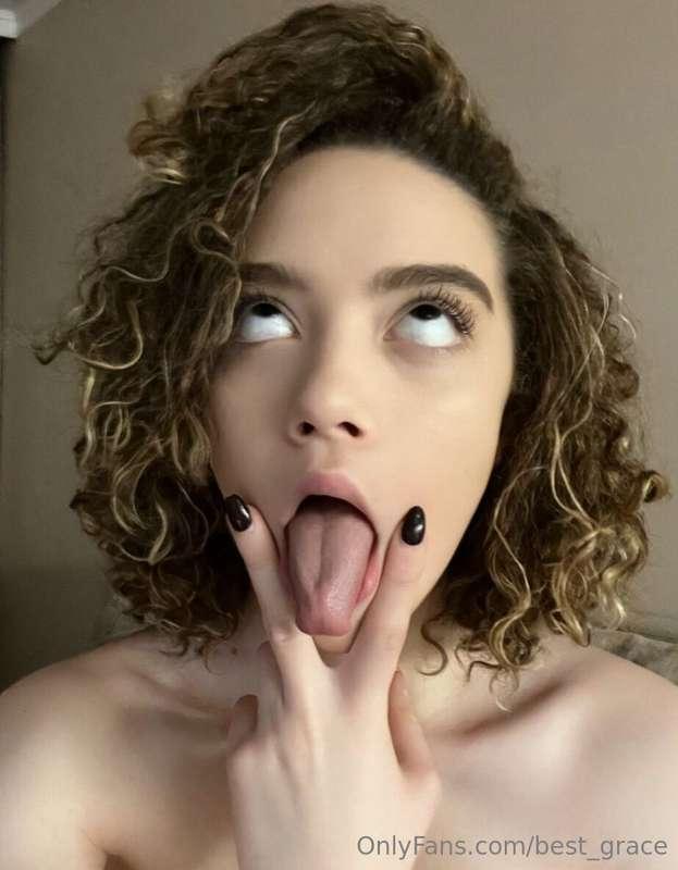 Let me distract you👉@evacurly💋Cute girl @evacurly loves to p..
