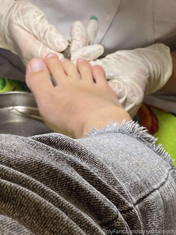 Preparing my feet for footfetish content 😍
Who is here footl..