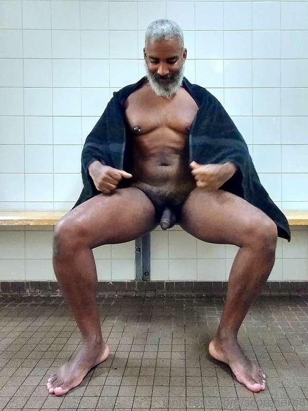 Towel Tuesday!  #beard #musculardaddy #gay #feet #gaycruisin..