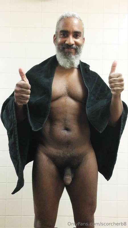 Thumbs-Up Tuesday!  #beard #musculardaddy #gay #feet #gaycru..