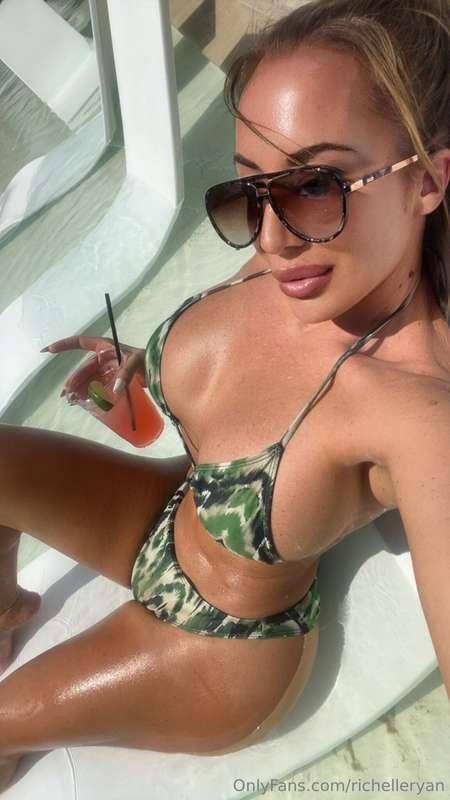 Soaking up some sun.. Could go for another drink 😉