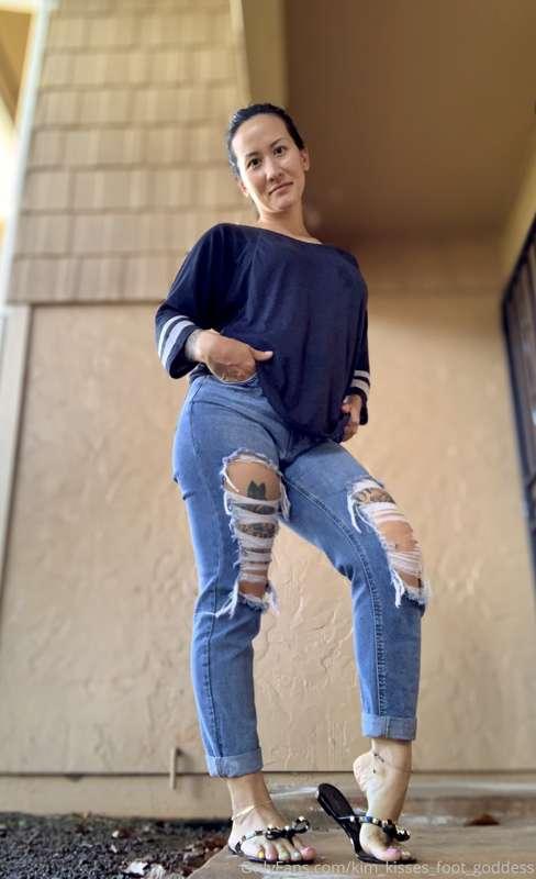 Casual lil outfit with these cute-ass black flip flops. 😛 I ..