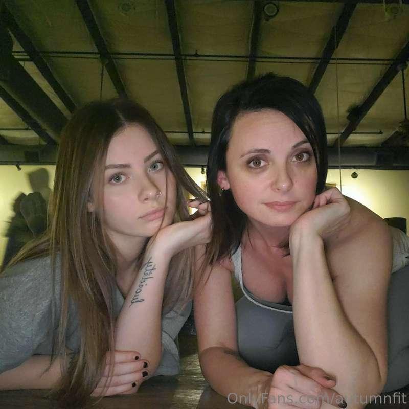 Vin yoga this evening with my little sister  🧘🏽‍♀️💕