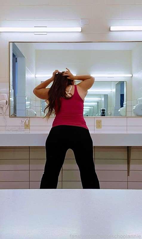 Hot photo session in the open girls locker room.

#tits #ass #bigass #naturaltits #lockerroom #public #gymclothes #milf #pawg