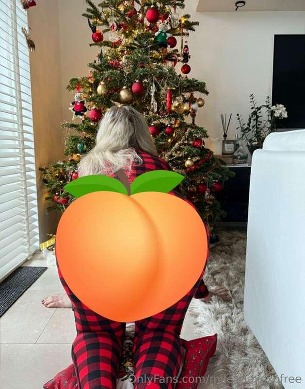I Hope There’s a Present for me Under There too🎄🤭