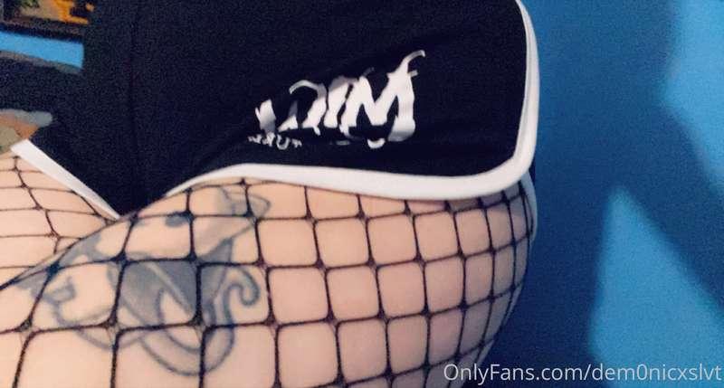 Thigh squish in fishnets uwu