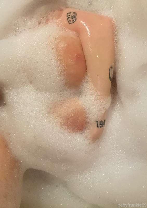put too much bubble bath in the bath 🛁 👼🏻