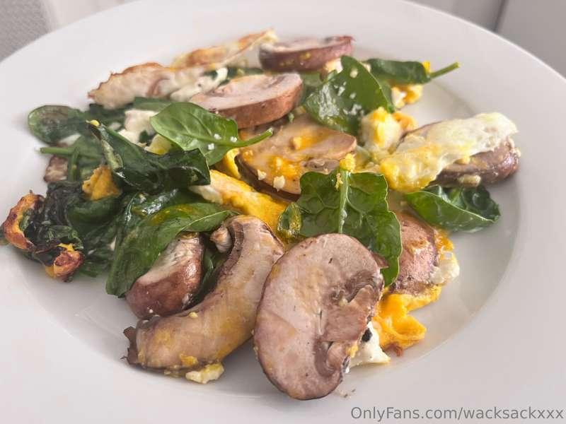 WACKSACK DIET: 2 Eggs over easy + Spinach + Mushrooms. This ..