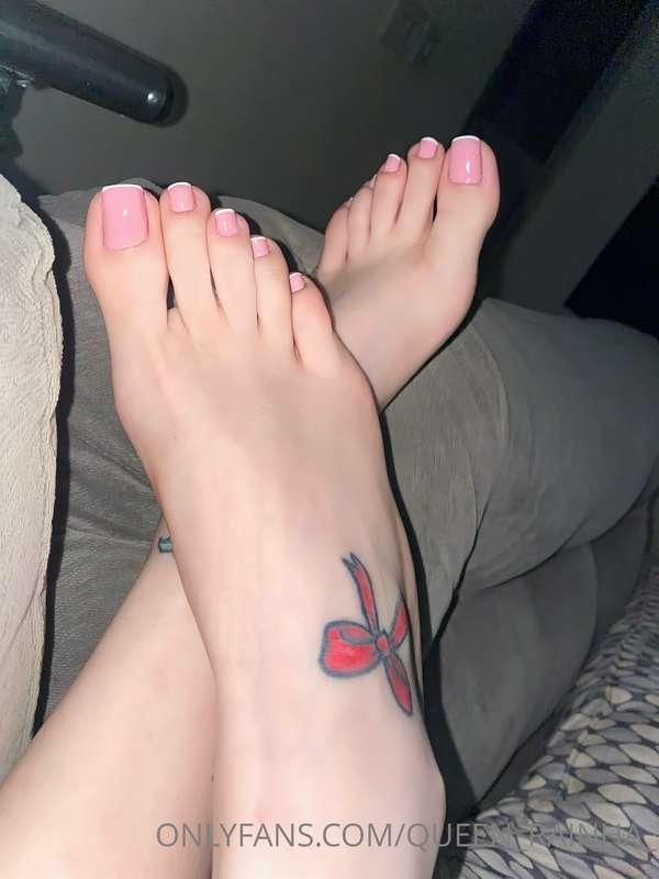 Pés magros 😍 É bom que cabe inteiro na boca. 
Skinny feet😍 I..