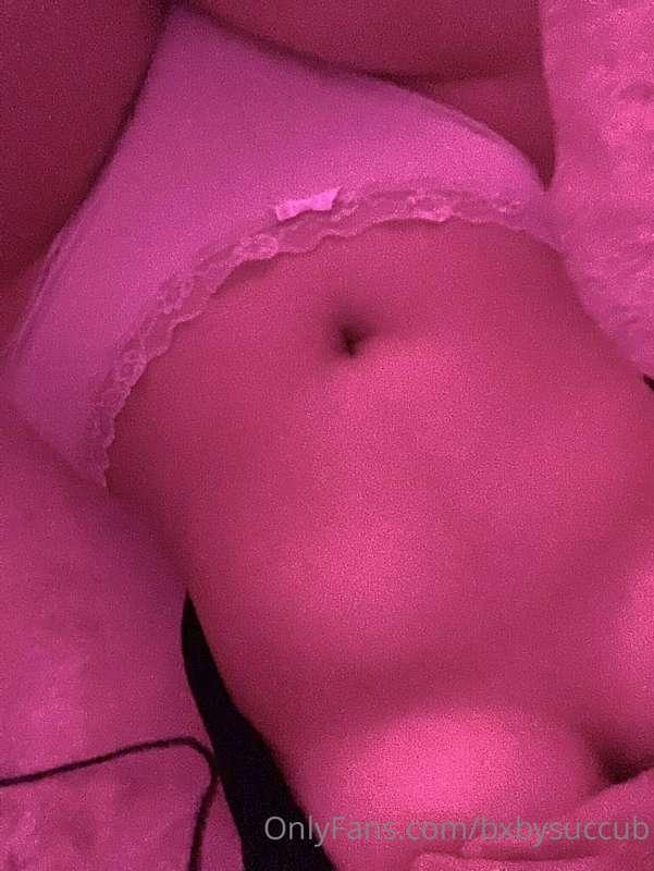 Gimme kissy on my tummy♥︎🍒