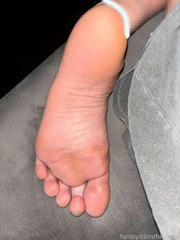 Puppy, as soon as you see this photo, count my sole wrinkles and comment your answer below. You will need this number tomorrow morning 😉😈