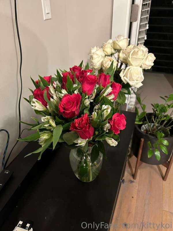 One of my fans sent me flowers 2 weeks in a row 🥰 I feel so ..