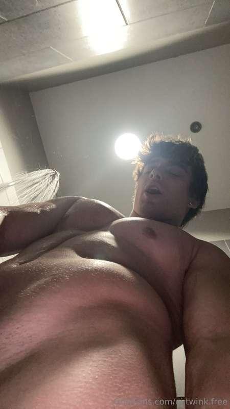 hey guys! meet my friend leo 🤭 hes 19 yo and i met him at a ..