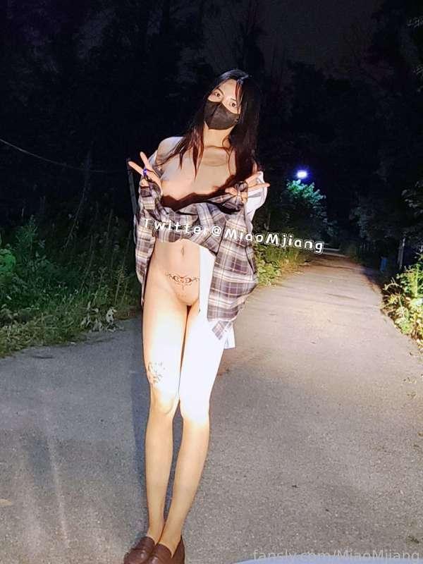 I am such a naughty school girl.  I love to wear no panties and flash my wet pussy at night on the road at night
我真是个顽皮的女学生。 我喜欢不穿内裤，在晚上的路上闪现我湿润的阴部。