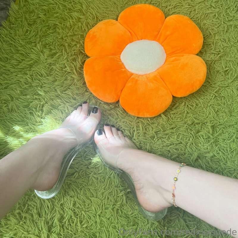 Spring is here which means the sandals are out 🌸 🦶