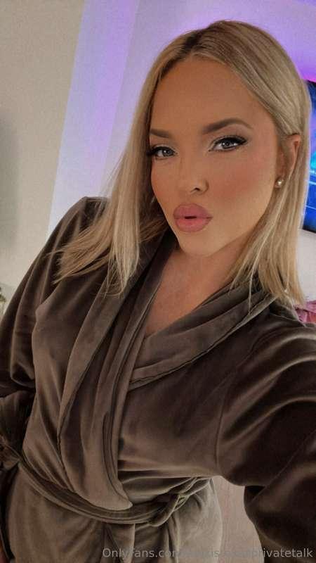 Today’s aesthetic? Peace, pouty lips & maybe a playful surpr..