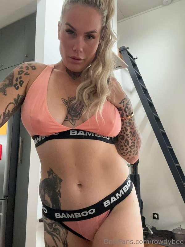 Can you help me stretch my legs before I work out ?😜